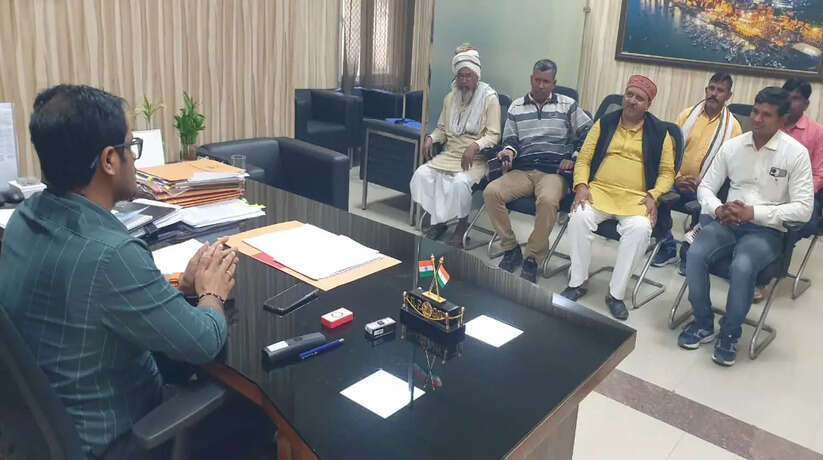 Varanasi News: मोहनसराय किसान संघर्ष समिति और विकास प्राधिकरण उपाध्यक्ष की लम्बी वार्ता के बाद किसान अंदोलन स्थगित करने पर बनी सहमति