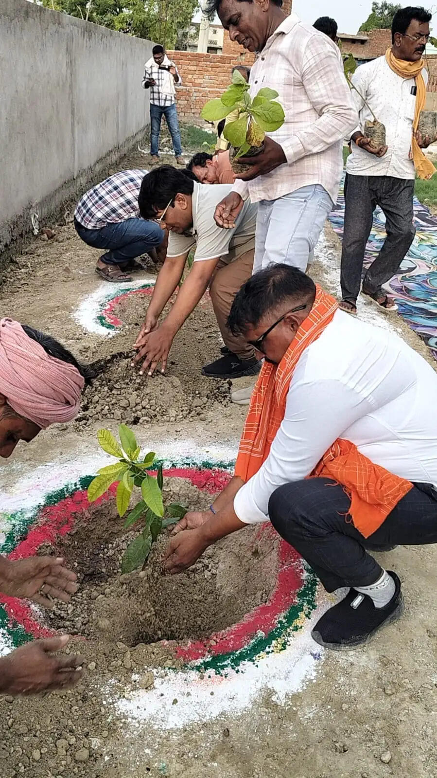 वहीं, खड़ान गांव में शिवनंदन फार्मर प्रोड्यूसर कंपनी के निदेशक रमेश सिंह ने ग्रामीणों के साथ मिलकर पौधे लगाए। उन्होंने किसानों से जैविक खेती अपनाने की अपील करते हुए कहा कि रासायनिक खेती के बजाय प्राकृतिक एवं जैविक खेती को बढ़ावा देना पर्यावरण संरक्षण की दिशा में महत्वपूर्ण कदम होगा।