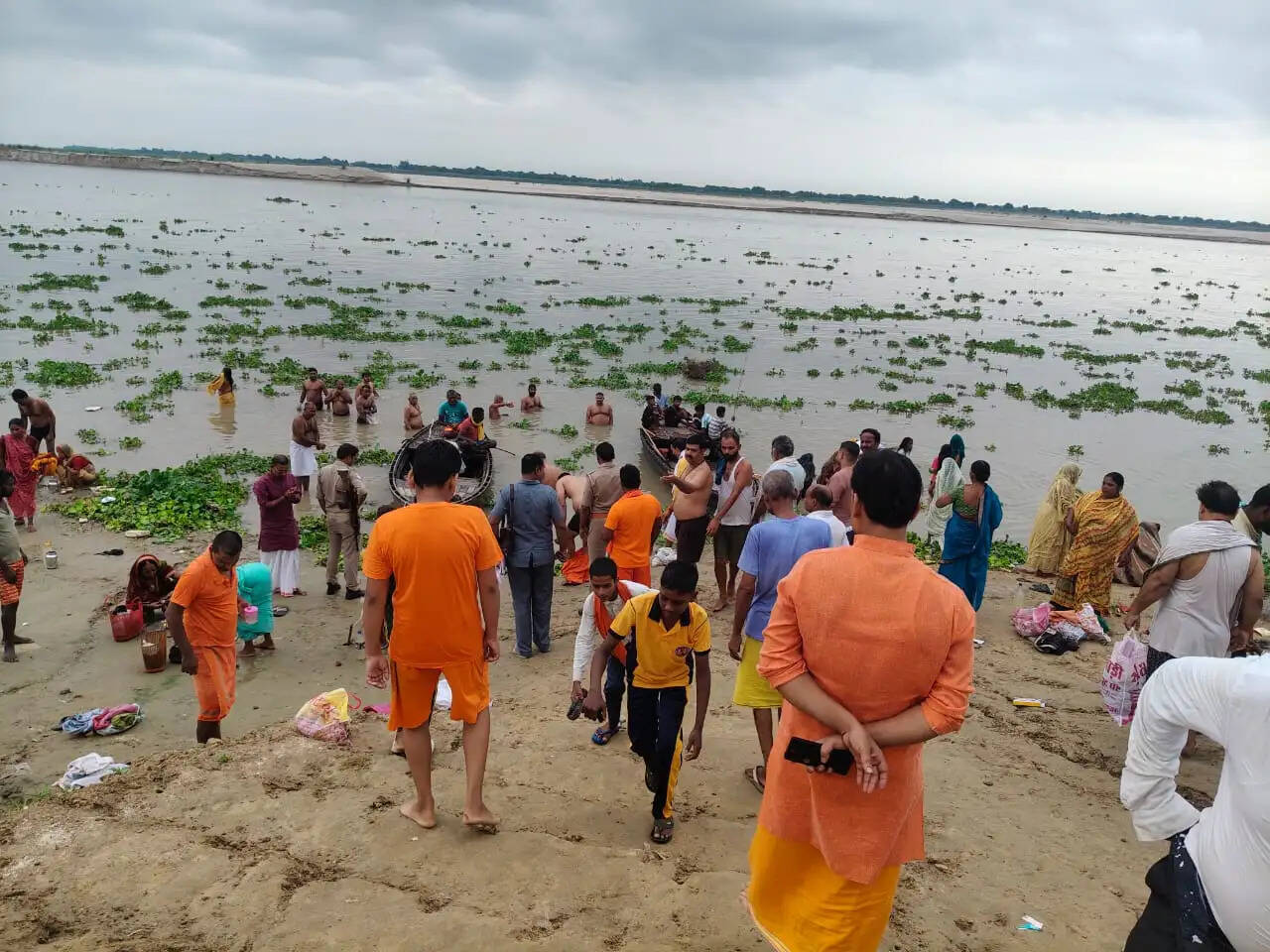 इसके बाद सभी कांवरिये धानापुर कस्बे के विजय दशमी पोखरा परिसर स्थित नवनिर्मित विश्वेश्वर महादेव मंदिर के लिए रवाना हुए। यात्रा के दौरान शिव भजनों और बोल बम के नारों से माहौल पूरी तरह शिवमय बना रहा।