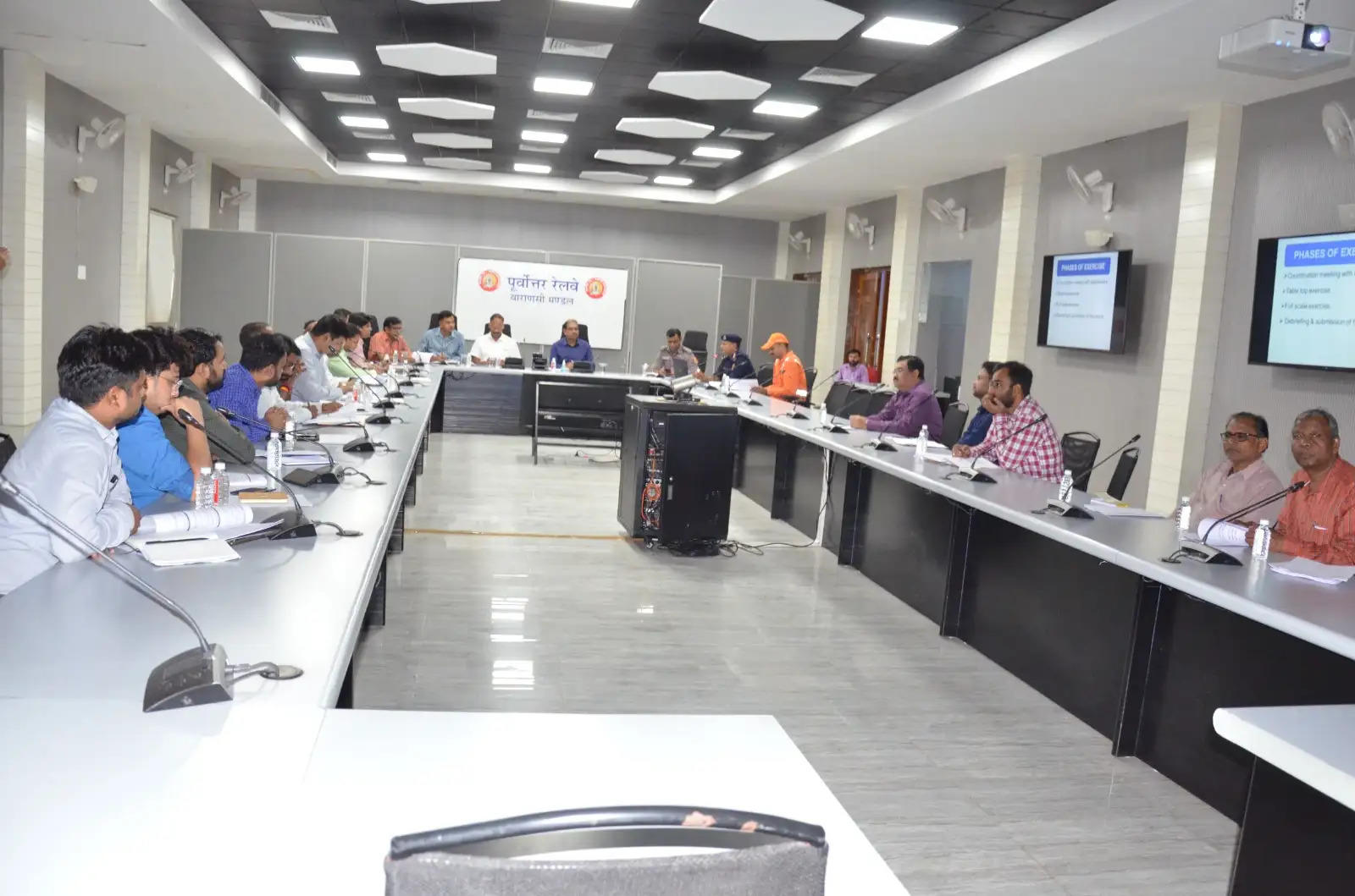 Varanasi News: मंडल कार्यालय के भारतेन्दु सभा कक्ष में आज 11वीं वाहिनी राष्ट्रीय आपदा मोचन बल ( NDRF) वाराणसी के साथ संरक्षा बैठक का आयोजन