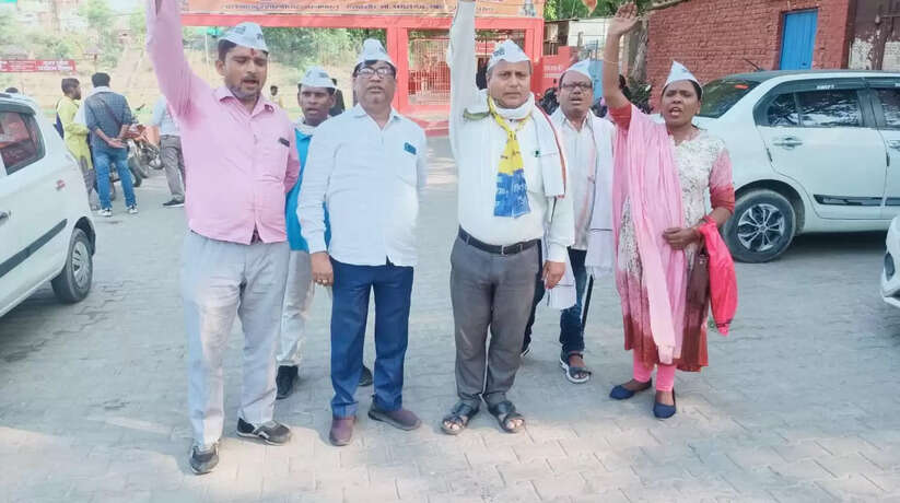 Varanasi News: आम आदमी पार्टी वाराणसी के जिलाध्यक्ष एवं जिला महासचिव के संयुक्त नेतृत्व में शास्त्री घाट पर हुई पत्रकार वार्ता