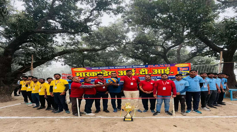 बॉलीवॉल प्रतियोगिता में इलेक्ट्रीशियन द्वितीय वर्ष विजेता