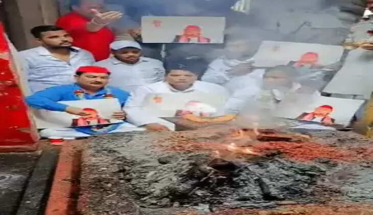 Varanasi News: उत्तर प्रदेश के पूर्व मुख्यमंत्री और समाजवादी पार्टी के मुखिया अखिलेश यादव&nbsp;के जन्मदिन पर किया हवन पूजन, काटा केक