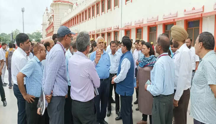 वाराणसी में&nbsp;मुख्य सचिव ने इंटर मॉडल रेलवे स्टेशन तथा रोप-वे परियोजना का किया स्थलीय निरीक्षण