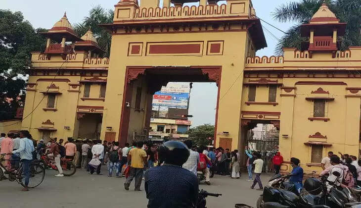 BHU Fee Hike:&nbsp;महीने भर से चल रहा धरना-प्रदर्शन, बंद हुआ बीएचयू का सिंह द्वार, छात्रों की ये हैं मांग...