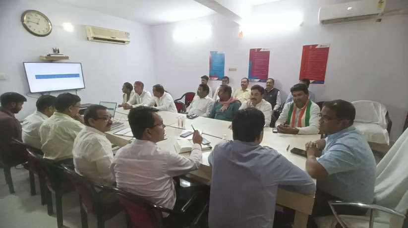 Gorakhpur News: राजनीतिक पार्टियों के प्रतिनिधियों के साथ जिला निर्वाचन अधिकारी ने किया रैंडमाइजेशन