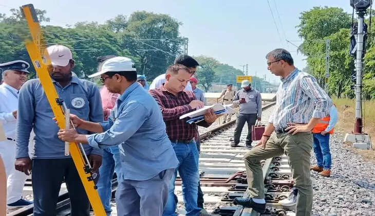 वाराणसी मंडल रेल प्रबंधक ने किया इंदारा-फेफना रेलखंड का व्यापक निरीक्षण
