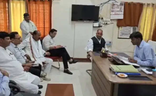 उन्होंने कहा कि सरकारी स्वास्थ्य संस्थानों में इलाज कराने पहुंचने वाले मरीजों और उनके परिजनों पर किसी भी प्रकार का अतिरिक्त आर्थिक बोझ नहीं पड़ना चाहिए।