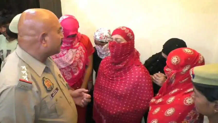 Varanasi News:  वाराणसी के होटल में सेक्स रैकेट का  खुलासा! 5 युवतियों समेत 2 संचालक गिरफ्तार 