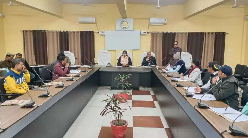 Chandauli News: चंदौली जिलाधिकारी ने कलेक्ट्रेट सभागार में की बैठक, 25 जनवरी को मनाया जायेगा राष्ट्रीय मतदाता दिवस