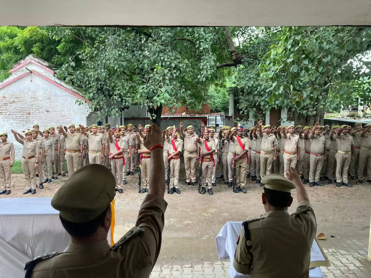 Varanasi News: वाराणसी में पुलिस उपायुक्त ने महात्मा गांधी व पूर्व प्रधानमंत्री लाल बहादुर शास्त्री की मनाई जयंती