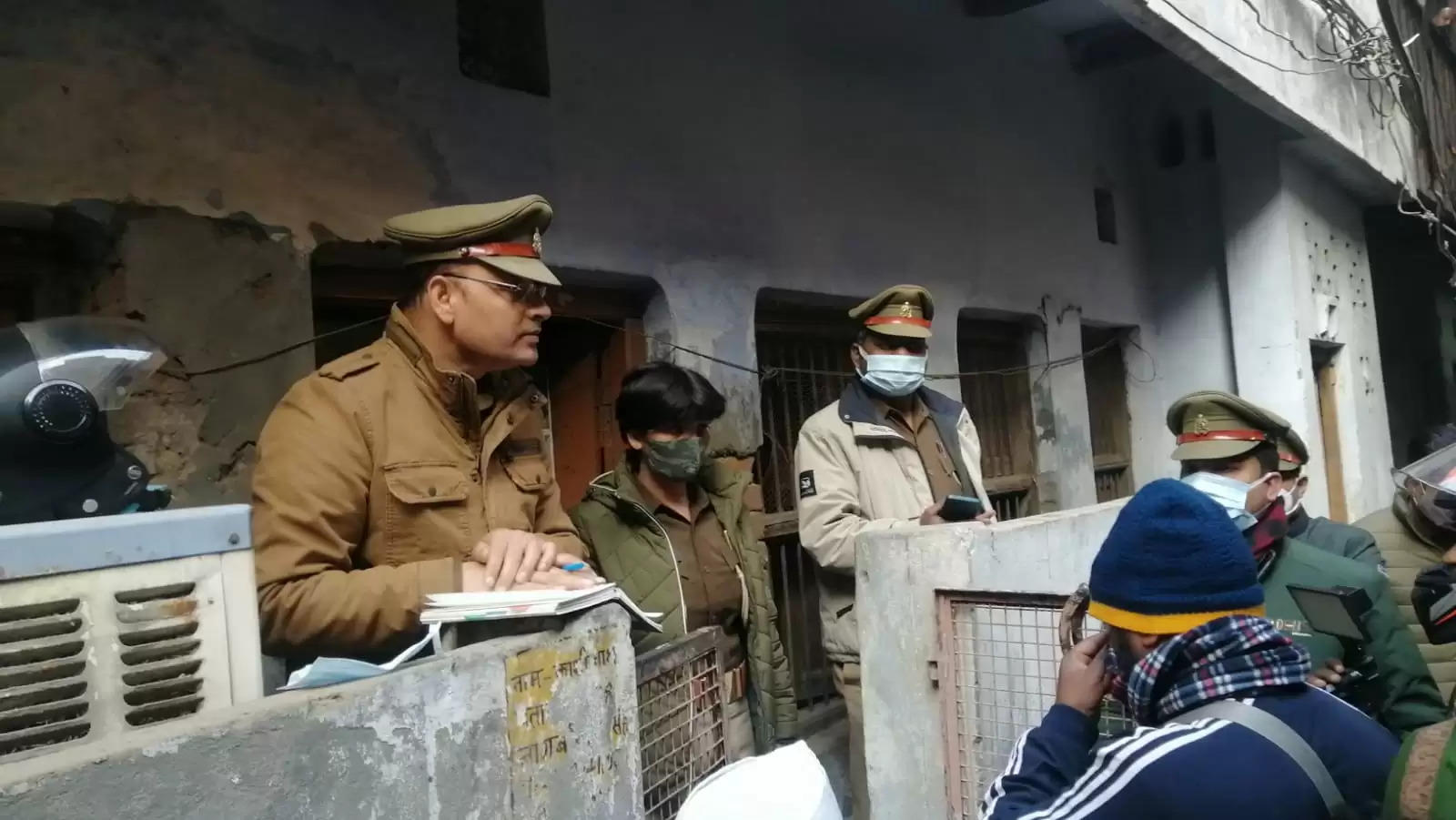 Varanasi News: वाराणसी में बंद कमरे में पति-पत्नी का शव मिलने से हड़कंप, जांच में जुटी पुलिस