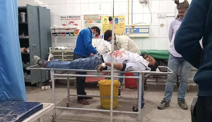 चन्दौली में बिहार निवासी युवक बोलेरो के साइड टक्कर से गिरा, ट्रक के नीचे दबने से एक हाथ कटा