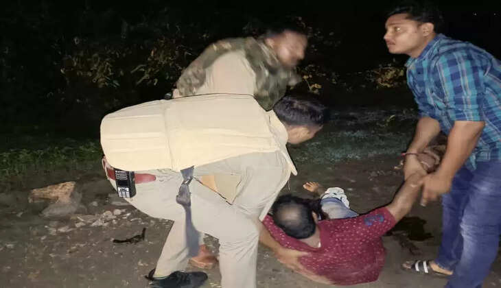 अयोध्या: जबरन धर्म परिवर्तन कराने व लूट तथा धर्म परिवर्तन न करने पर जान से मारने की धमकी देने वाला 10000 रूपये का ईनामिया अभियुक्त पुलिस मुठभेड़ मे गिरफ्तार