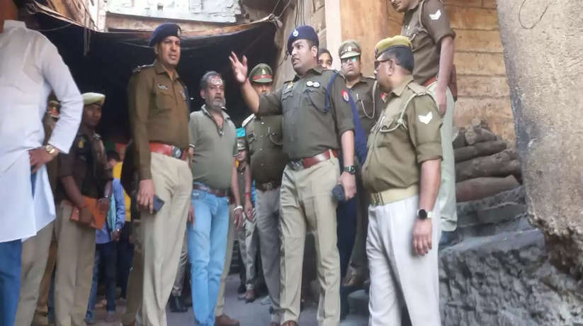 Varanasi News: पुलिस उपायुक्त काशी-जोन द्वारा महाशिवरात्रि पर्व पर श्रद्धालुओ की सुरक्षा-व्यवस्था के दृष्टिगत मदिरो, घाटो तथा मार्गों का निरीक्षण किया गया