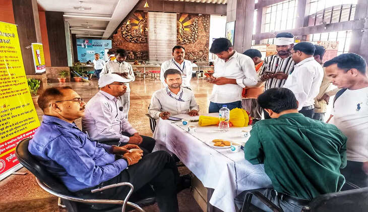 Varanasi News: ATVM एवं UTS ON MOBILE APP के माधयम से यात्रियों को स्वयं से टिकट बनाये जाने का प्रशिक्षण&nbsp;