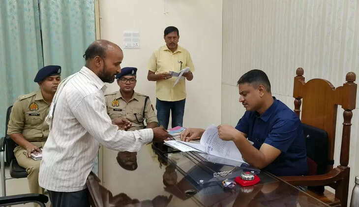 Varanasi news: जिलाधिकारी एस.राजलिगम ने जनता दर्शन में फरियादियों की सुनी समस्याएं...&nbsp;