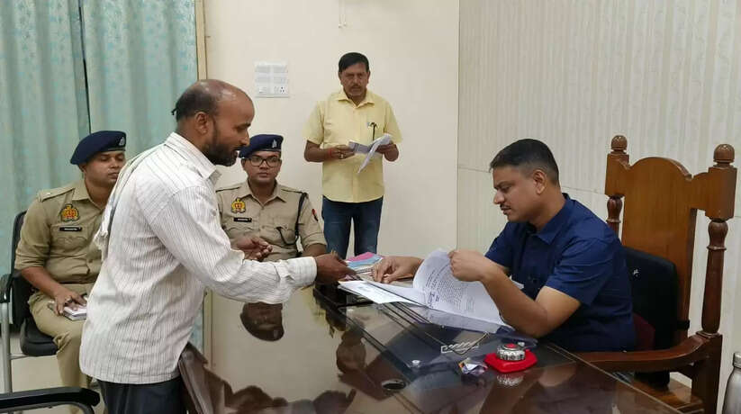 Varanasi news: जिलाधिकारी एस.राजलिगम ने जनता दर्शन में फरियादियों की सुनी समस्याएं...