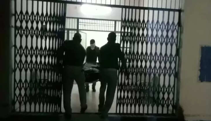 चंदौली में&nbsp;अज्ञात वाहन की टक्कर से बाइक सवार युवक की मौत, शव को लाया गया जिला मोर्चरी