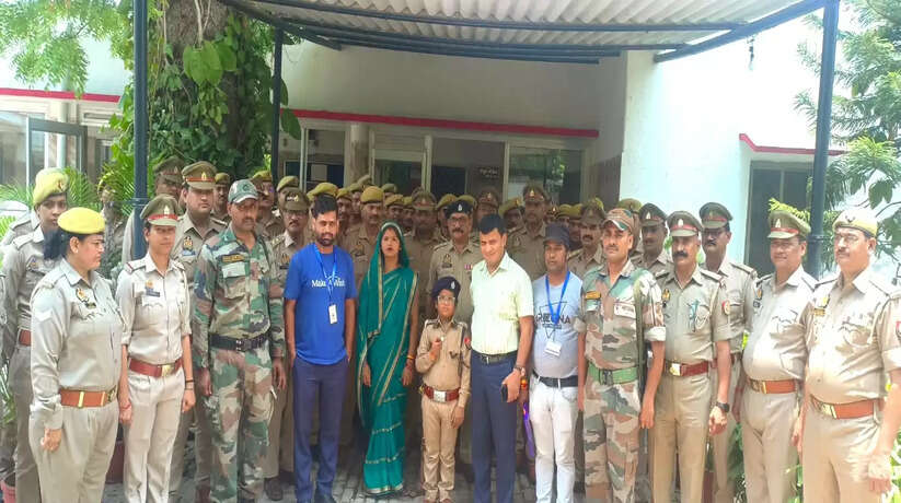 Varanasi News: वाराणसी जोन के ADG कार्यालय में मंगलवार को सात साल के बच्चे ने सशस्त्र एडीजी का चार्ज संभाला