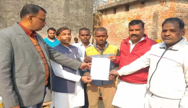 Gorakhpur News: प्रियंका गांधी का शोक संदेश लेकर पहुचे कांग्रेसी कार्यकर्ता