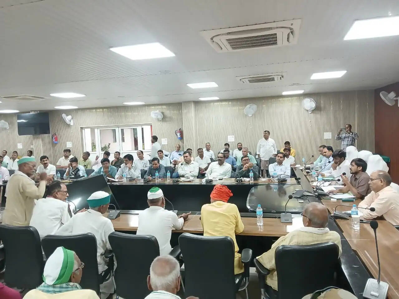 किसानों की समस्याओं के निस्तारण में लापरवाही पर भड़के डीएम, बंधी डिवीजन के एई को लगाई कड़ी फटकार