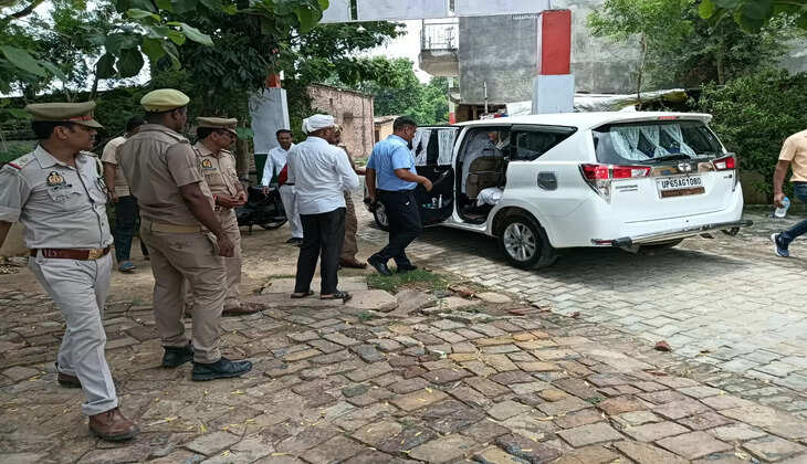 Varanasi News: जिलाधिकारी एस राज लिंगम ने बाढ़ प्रभावित इलाकों व घाटों का किये निरीक्षण&nbsp;