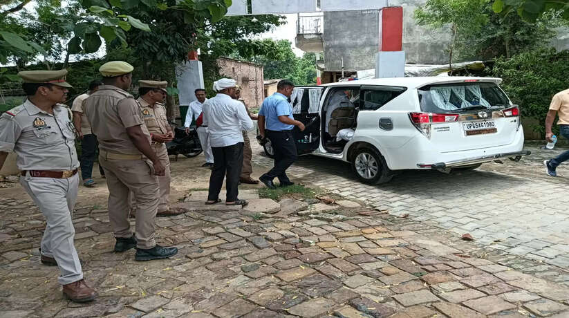 Varanasi News: जिलाधिकारी एस राज लिंगम ने बाढ़ प्रभावित इलाकों व घाटों का किये निरीक्षण