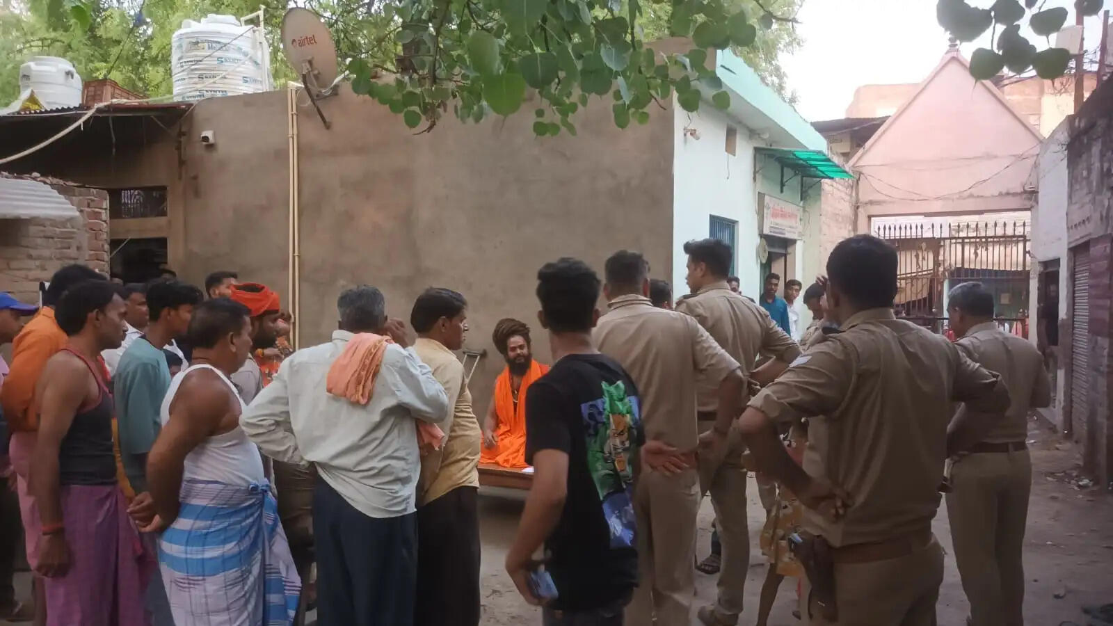 वाराणसी में मंदिर के जमीन पर फर्जी रजिस्ट्री, दबंगों ने मंदिर से शिवलिंग व त्रिशूल को हटाया