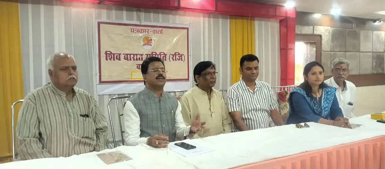 वाराणसी। देवाधिदेव महादेव के त्रिशूल पर बसी अविनाशी काशी में बाबा भोलेनाथ के भूत, पिशाच, ताल, बैताल, सभी देवी-देवताओं संग महाशिवरात्रि पर निकलने वाली दुनिया की पहली विश्व प्रसिद्ध शिव-बारात 27  फरवरी, बुधवार को सायं 7 बजे महामृत्युंजय मंदिर, दारानगर से उठकर मैदागिन, बुलानाला, चौक, बाबा धाम गोदौलिया होते हुए चितरंजन पार्क तक जाएगी, वहाँ वधू-पक्ष भांग ठंडई, माला-फूल से बारातियों की अगवानी करेगा। नगर में निकलने वाली विश्व प्रसिद्ध शिव-बारात 43वें वर्ष में प्रवेश कर स्वर्ण जयन्ती की ओर अग्रसर है। इस बारात की लोकप्रियता का अंदाजा इसी बात से लगाया जा सकता है कि अब बनारस के आस-पास के इलाके में ही नहीं भूटान, मॉरीशस में भी शिव बारात निकलने लगी है। इस शिव-बारात में शामिल होने के लिए देश के कोने-कोने से ही नहीं सात समुंदर पार से विदेशी भी बाराती बनने आते हैं।