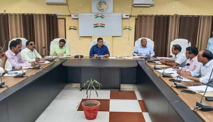 Chandauli News: चन्दौली में जिलाधिकारी की अध्यक्षता में भूमि अधिग्रहण एवं कार्यों की प्रगति को लेकर बैठक सम्पन्न