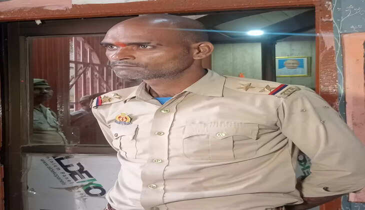 Varanasi News: काशी विश्वनाथ धाम में&nbsp;एक फर्जी दरोगा पकड़ा गया,वर्दी पहनकर&nbsp;श्रद्धालुओं को&nbsp;दर्शन करा रहा था