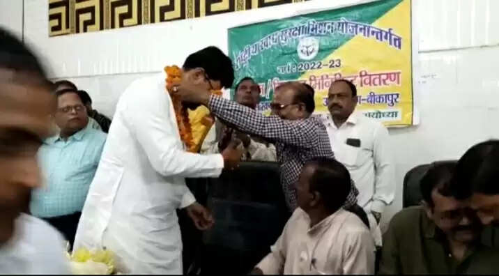 अयोध्या: सरसों के 360 मिनी किट गोसाईगंज विधायक अभय सिंह, उप कृषि निदेशक डा संजय त्रिपाठी ने किसानों को नि:शुल्क किया प्रदान