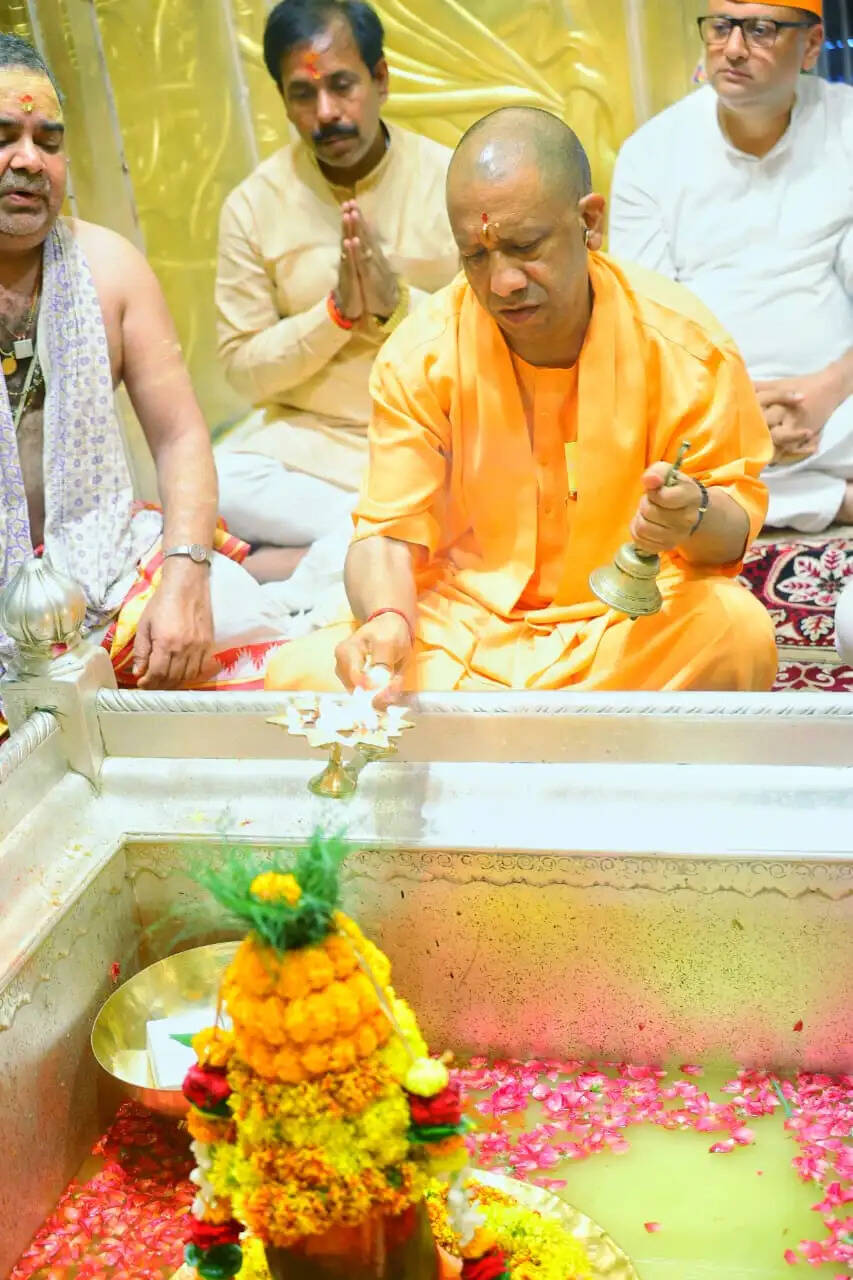 &nbsp;वाराणसी दौरे पर सीएम योगी, कालभैरव और श्री काशी विश्वनाथ के किए दर्शन-पूजन