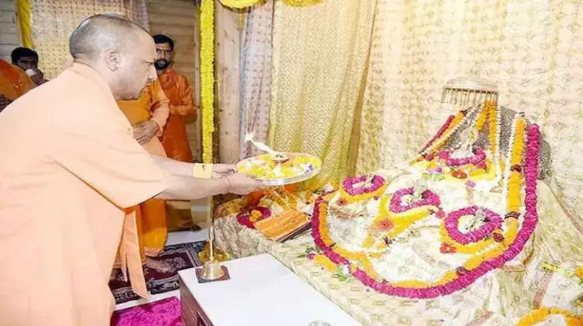 सूबे के मुख्यमंत्री योगी आदित्यनाथ पहुंचे अयोध्या, विकास पर उच्चाधिकारियों के साथ मंथन