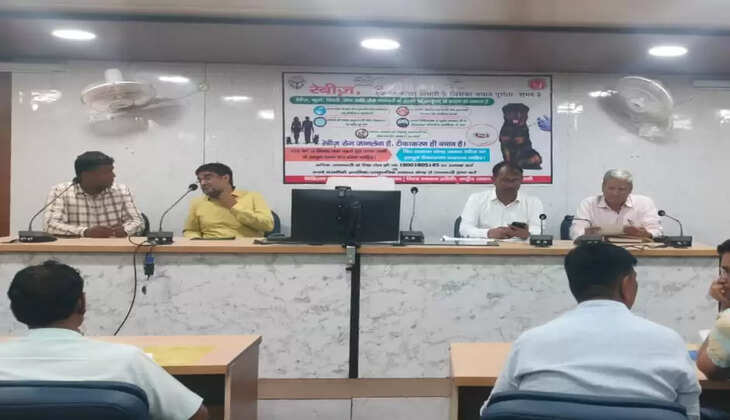 विश्व रेबीज दिवस पर सीएमओ कार्यालय में हुई गोष्ठी  रेबीज व स्क्रब टायफस के संक्रमण, लक्षण, बचाव पर हुआ मंथन  टीकाकरण समेत क्या करें &ndash; क्या न करें के बारे में दी जानकारी   वाराणसी, 28 सितम्बर 2024   विश्व रेबीज दिवस की पूर्व संध्या पर मुख्य चिकित्सा अधिकारी कार्यालय की सभा कक्ष में गोष्ठी का आयोजन किया गया| रेबीज से बचाव के प्रति जागरूकता के लिए हर साल 28 सितम्बर को विश्व रेबीज दिवस मनाया जाता है|  गोष्ठी में मुख्य पशु चिकित्सा अधिकारी डॉ बीपी पाठक के द्वारा पशुओं के टीकाकरण, डॉग बाईट के टीकाकरण, रेबीज के लक्षण तथा उनसे रोकथाम के बारे में विस्तृत चर्चा की गई| पशु चिकित्सा अधिकारी व प्रभारी डॉक्टर सुधीर राम सिंह के द्वारा रेबीज के बारे बचाव, क्या करें और क्या न करें आदि के बारे में चर्चा की गई| उन्होंने बताया कि रेबीज, एक वायरल संक्रमण है जो मनुष्य और जानवरो में हमेशा से घातक होता है| यह बीमारी संक्रमित कुत्तो, सियार, नेवले, एवं बंदर के काटने से लार द्वारा फैलता है। इन पशुओं के लार से रेबड़ो वायरस नामक विषाणु से यह रोग फैलता है। यह अत्यन्त घातक व लाइलाज बीमारी है। मनुष्यो में यह रोग किसी गर्म खून वाले रेबीज प्रभावित पशु के काटने से हो सकता है| अपर मुख्य चिकित्सा अधिकारी डॉ एसएस कनौजिया के द्वारा बताया गया कि रेबीज का इंजेक्शन सभी प्राथमिक स्वास्थ्य केंद्र और जिला अस्पताल पर उपलब्ध है और कोई भी इस तरह के पशुओं को काटने पर यह इंजेक्शन लगाया जाता है| बताया गया कि यदि किसी को कुत्ते, बिल्ली, बंदर जैसे कोई भी जानवर काटता है तो उसे सबसे पहले बहते हुए साफ पानी में साबुन लगाकर साफ करना चाहिए| इसके बाद उसे पर एंटीसेप्टिक लगाना चाहिए तथा कभी भी घाव को स्टिच नहीं करना चाहिए| रोग के लक्षण मिलने पर तत्काल चिकित्सा अधिकारी से सम्पर्क करें| कुत्ता काटने पर रेबीज का टीकाकरण ही एक मात्र बचाव है। कृषि विभाग से सुरेन्द्र कुमार सिंह ने स्क्रब टायफस के संक्रमण, लक्षण, बचाव आदि के बारे में विस्तृत चर्चा की| इस मौके पर एपिडोमोलोजिस्ट, पब्लिक हेल्थ विशेषज्ञ समेत अन्य अधिकारी मौजूद रहे|    क्या करें- &bull;	घाव को तत्काल साबुन और बहते पानी से अच्छी तरह धोए एन्टीसेप्टिक लगाएं। &bull;	तुरन्त डॉक्टर से सम्पर्क करें या इलाज के लिए अस्पताल जाएं। &bull;	डॉक्टर की सलाह के अनुसार एण्टी रेबिज टीकाकरण कोर्स अवश्य पूरा करें। &bull;	पालतू कुत्ते को एण्टी रेबिज के टीके लगवाएं। &bull;	जानवर द्वारा गम्भीर रूप से काटने पर श्रेणी-3 के घाव में एण्टी रेबिज सीरम और एण्टी रेबीज वैक्सीन का कोर्स पूर्ण किया जाए। क्या न करें- &bull;	जानवरों द्वारा मारे गए पंजे के घाव को नजरअंदाज न करें। &bull;	झाड़-फूक या घरेलू उपचार पर समय न गंवाएं| &bull;	घाव पर मिर्च, सरसों का तेल, या कोई अन्य तकलीफ देने वाले पदार्थों को न लगाएं। &bull;	घाव की तुरन्त सफाई में लापरवाही न बरतें।