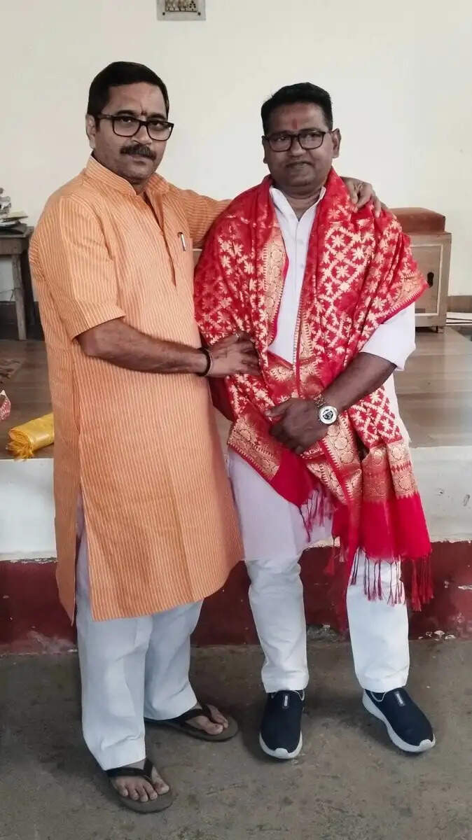 वाराणसी में BJP पार्षद का ‘किस’ वाला वीडियो वायरल, मनोज यादव ने बताया राजनीतिक साजिश