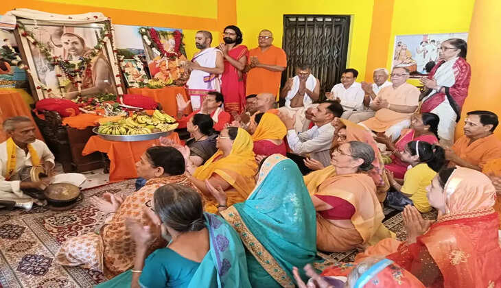 गुरुपूर्णिमा महोत्सव में भक्तों ने किया शंकराचार्य जी महाराज के चरण पादुका का पूजन