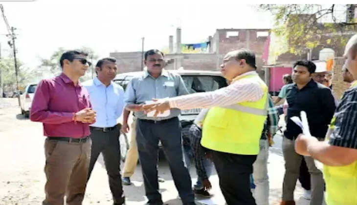 प्रयागराज के महाकुंभ क हो रहे कार्यों का मंडलायुक्त ने किया आज निरीक्षण  प्रयागराज महाकुंभ 2025 के दृष्टिगत कराए जा रहे विभिन्न कार्यों का निरीक्षण आज मण्डलायुक्त श्री विजय विश्वास पंत ने सभी संबंधित अधिकारियों की उपस्थिति में किया। सर्वप्रथम उ०प्र० जल निगम (नगरीय) द्वारा अलोपीबाग इण्टरमीडिएट पम्पिंग स्टेशन से ममफोर्डगंज सीवेज पम्पिंग स्टेशन तक सीवर पाइप लाइन बिछाने के कार्यों का निरीक्षण किया। निरीक्षण के दौरान पाइप लाइन बिछाने हेतु खोदी गयी ट्रेंच की चौड़ाई मानक के अनुरूप कम पाई गई। साइट पर सम्बन्धित अभियन्ता भी अनुपस्थित थे जिससे यह प्रतीत होता है की गुणवत्ता सुनिश्चित करने हेतु अधिकारियों द्वारा निरंतर अनुश्रवण नहीं किया जा रहा है।  तत्पश्चात उन्होंने प्रयागराज विकास प्राधिकरण द्वारा कराए जा रहे कार्यों का भी निरीक्षण किया जिसके अंतर्गत लोट्स हॉस्पिटल से कटका रोड़ तक, ओल्ड यमुना ब्रिज क्रॉस करते ही बाएं तरफ महेवा की ओर जाने वाली रोड तथा ओल्ड यमुना ब्रिज (नैनी साइड) महेवा की ओर जाने वाली रोड की दूसरी तरफ लैप्रोसी चौराहा की ओर के मार्ग के चौड़ीकरण, सुदृढीकरण एवं सौंदरीकरण के कार्यों को देखा। लोट्स हॉस्पिटल से कटका रोड एवं ओल्ड यमुना ब्रिज(नैनी साइड) के कार्यों के निरीक्षण के दौरान जल निकासी हेतु बनायी जा रही ड्रेन की कंक्रीट की गुणवत्ता असंतोषजनक पायी गयी।ओल्ड यमुना ब्रिज से लेप्रोसी चौराहा तक के मार्ग के कार्यों में बिना यूटीलिटी शिफिटिंग (मार्ग में बिजली के पोलो) ही जी०एस०बी० बिछाने का कार्य कर दिया गया है, जो मानक के अनुरूप नहीं है।निर्माण कार्यों में शिथिलता एवं लापरवाही पाये जाने पर सम्बन्धित अवर अभियन्ता के विरूद्ध तत्काल कठोर कार्यवाही करते हुए उसकी जिम्मेदारी तय करने के निर्देश मुख्य अभियंता विकास प्राधिकरण को दिए गए। इसी क्रम में मण्डलायुक्त ने उत्तर प्रदेश पावर कॉरपोरेशन द्वारा हेता पट्टी में बनाए जा रहे 132 केवी उपखंड की सिक्योरिटी वॉल के कार्यों का भी निरीक्षण किया। निरीक्षण के दौरान निर्माणाधन वाल के कालम और बीम की वर्टिकल एवं होरिजेंटल एलाइनमेंट में कमियां पाई गई। इसके अतिरिक्त प्लास्टर की थिकनेस भी ज्यादा पाई गई जो की मानक के अनुरूप नहीं थी। उपस्थित अधिशासी अभियंता को फटकार लगाते हुए उन्होंने थर्ड पार्टी से इस संबंध में रिपोर्ट प्रस्तुत करने के निर्देश दिए हैं। मण्डलायुक्त ने बाढ़ कार्य खंड द्वारा किला घाट के समीप बनाए जा रहे स्थाई घाट के कार्यों का भी निरीक्षण किया तथा सभी कार्यों को पर्ट के अनुसार, गुणवत्ता पूर्वक पूर्ण करने के निर्देश दिए।