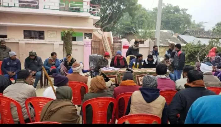 Ayodhya News: ग्राम सभा के सचिवालय पर चौपाल में ग्रामीणों ने रखी अपनी समस्याएं, अधिकारियों ने निस्तारण का दिया आश्वासन