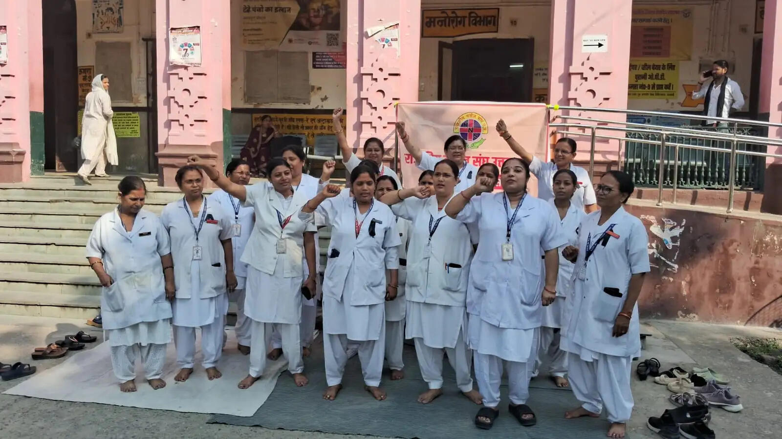 13 सूत्रीय मांगों को लेकर राजकीय नर्सेस संघ का प्रदर्शन, पदोन्नति पर मिला आश्वासन