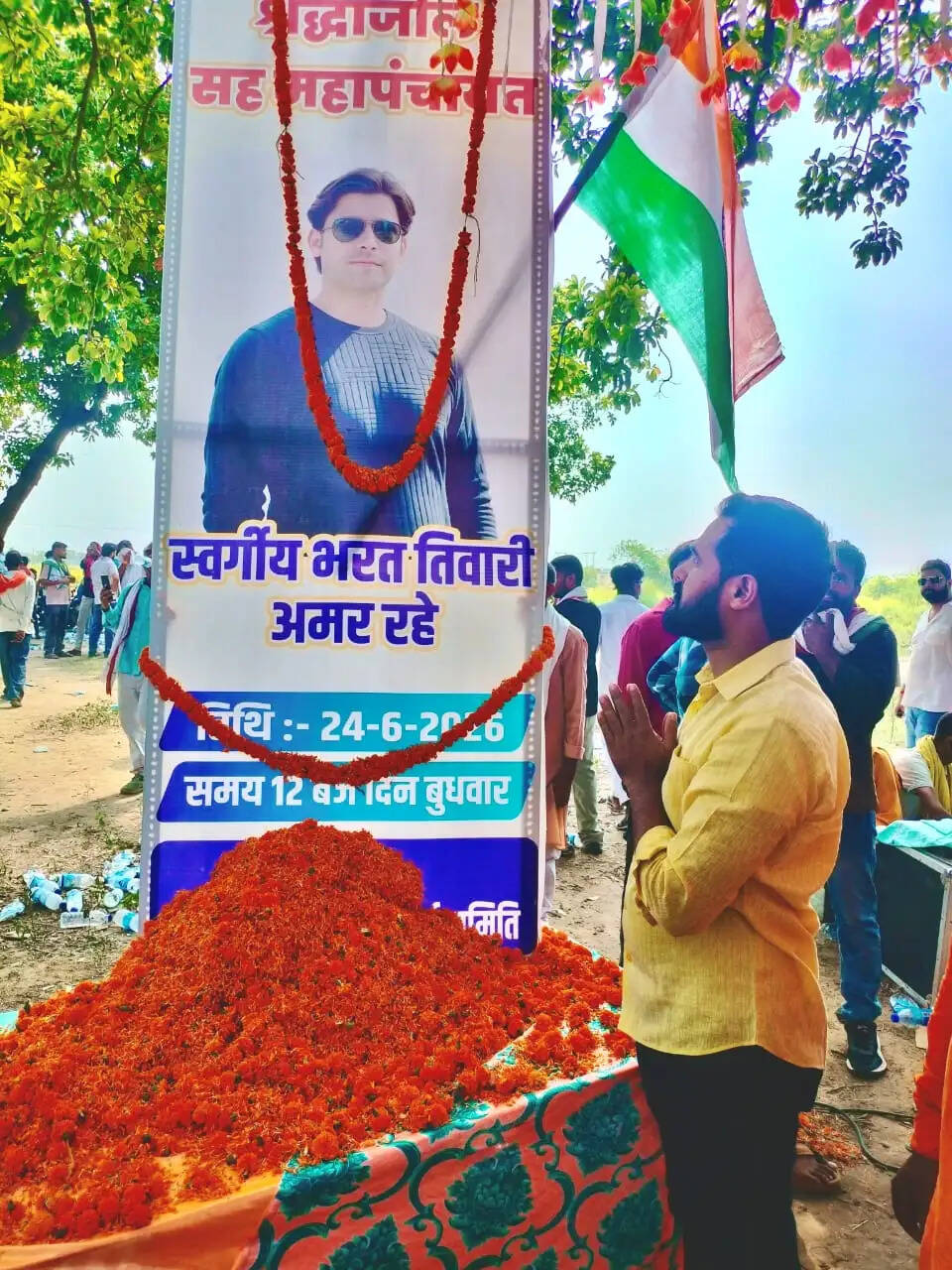 चंदौली। बिहार के भोजपुर जनपद के बिलौटी गांव निवासी दिवंगत सामाजिक कार्यकर्ता एवं छात्र भरत तिवारी उर्फ भरत भूषण तिवारी की मौत के मामले को लेकर न्याय की मांग लगातार तेज होती जा रही है। इसी क्रम में चंदौली के ब्राह्मण सभा के पदाधिकारियों एवं समाज के लोगों ने अभिनव त्रिपाठी के नेतृत्व में आयोजित महापंचायत में शामिल होकर दिवंगत भरत तिवारी को श्रद्धांजलि अर्पित की और उनके परिजनों के प्रति संवेदना व्यक्त की।
