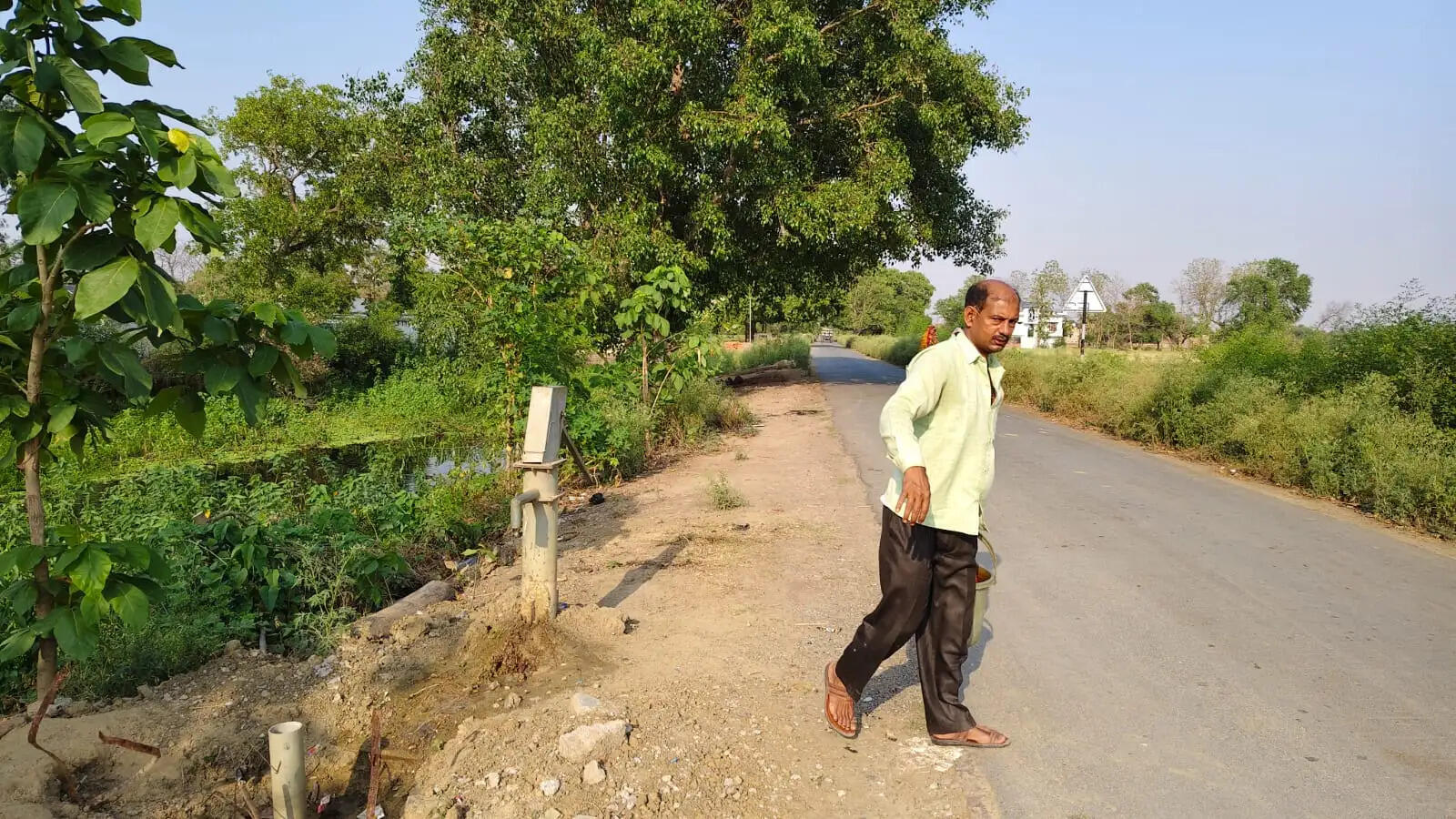 Chandauli News: बरहनी गांव में गंदा पानी उगल रहा सरकारी हैंडपम्प, ग्रामीणों में बीमारी का डर