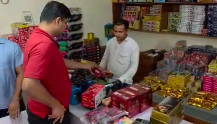 भीटी रावत चौराहे पर पटाखा दुकानों की सुरक्षा पर उठे सवाल, अग्निशमन यंत्रों की कमी के आरोप, वायरल वीडियो की जांच की मांग