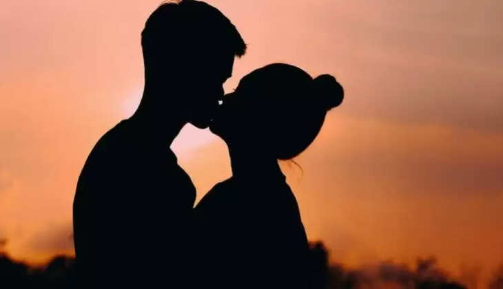 This serial kisser takes the kisses of women by roaming around: शहर में घूम-घूमकर महिलाओं की पप्पी लेता है ये Serial Kisser, जबरदस्ती kiss करके हो जाता है फरार, वीडियो वायरल