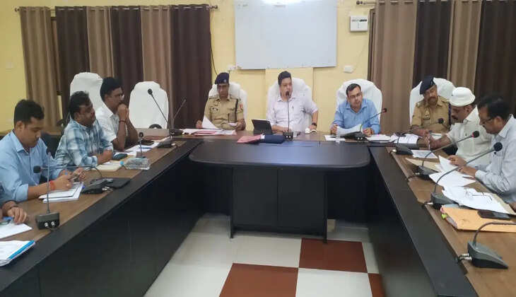 Chandauli News: चन्दौली में जिलाधिकारी व पुलिस अधीक्षक ने की बैठक, स्कूल व कालेज के आस-पास नशीले पदार्थो की बिक्री पर लगी रोक