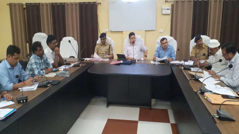 Chandauli News: चन्दौली में जिलाधिकारी व पुलिस अधीक्षक ने की बैठक, स्कूल व कालेज के आस-पास नशीले पदार्थो की बिक्री पर लगी रोक