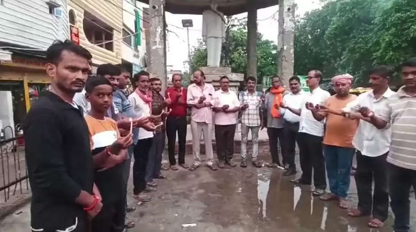 Chandauli news: Everyone's eyes became moist on the orgy of death! Congressmen paid tribute to the dead in Hathras incident by lighting candles