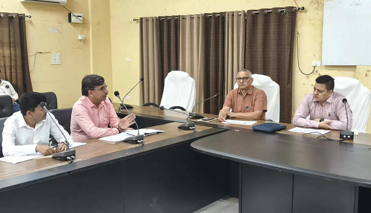 चंदौली में जिलाधिकारी की अध्यक्षता में चकबन्दी कार्यों की हुई समीक्षा बैठक,&nbsp;3 वर्षों से लम्बित मामलों को लेकर&nbsp;जिलाधिकारी ने जताई नाराजगी