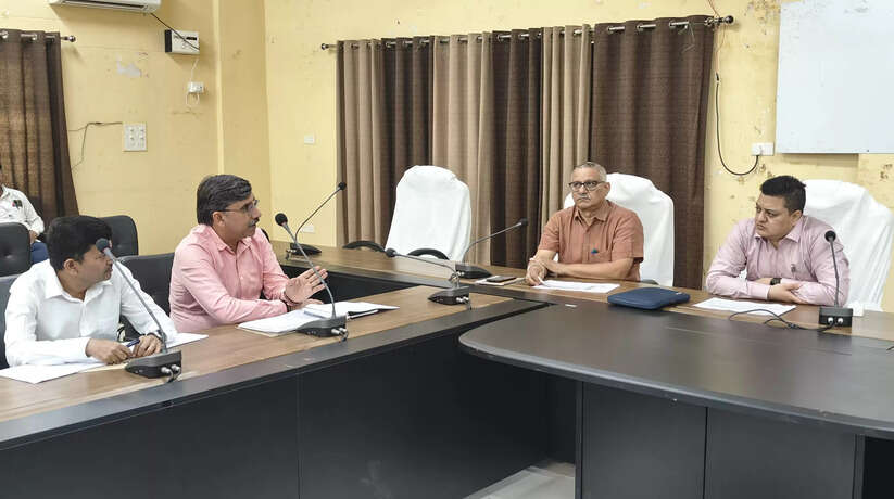 चंदौली में जिलाधिकारी की अध्यक्षता में चकबन्दी कार्यों की हुई समीक्षा बैठक, 3 वर्षों से लम्बित मामलों को लेकर जिलाधिकारी ने जताई नाराजगी
